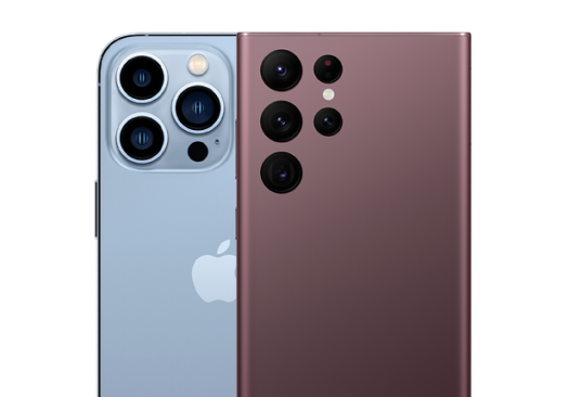 Pamje nga pas e një iPhone blu dhe një Samsung Galaxy bordo